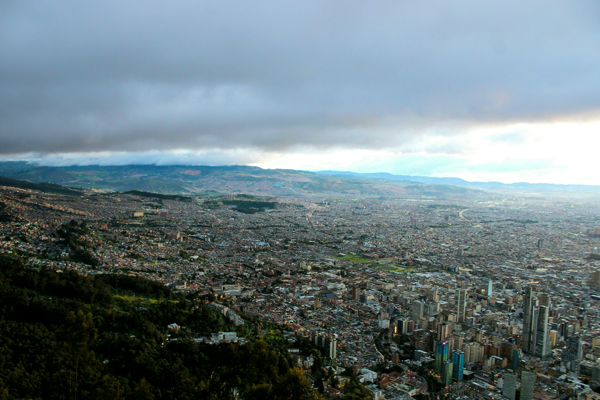 Skyline de Bogotá al atardecer con luz dorada sobre los edificios (fotografía provisional)