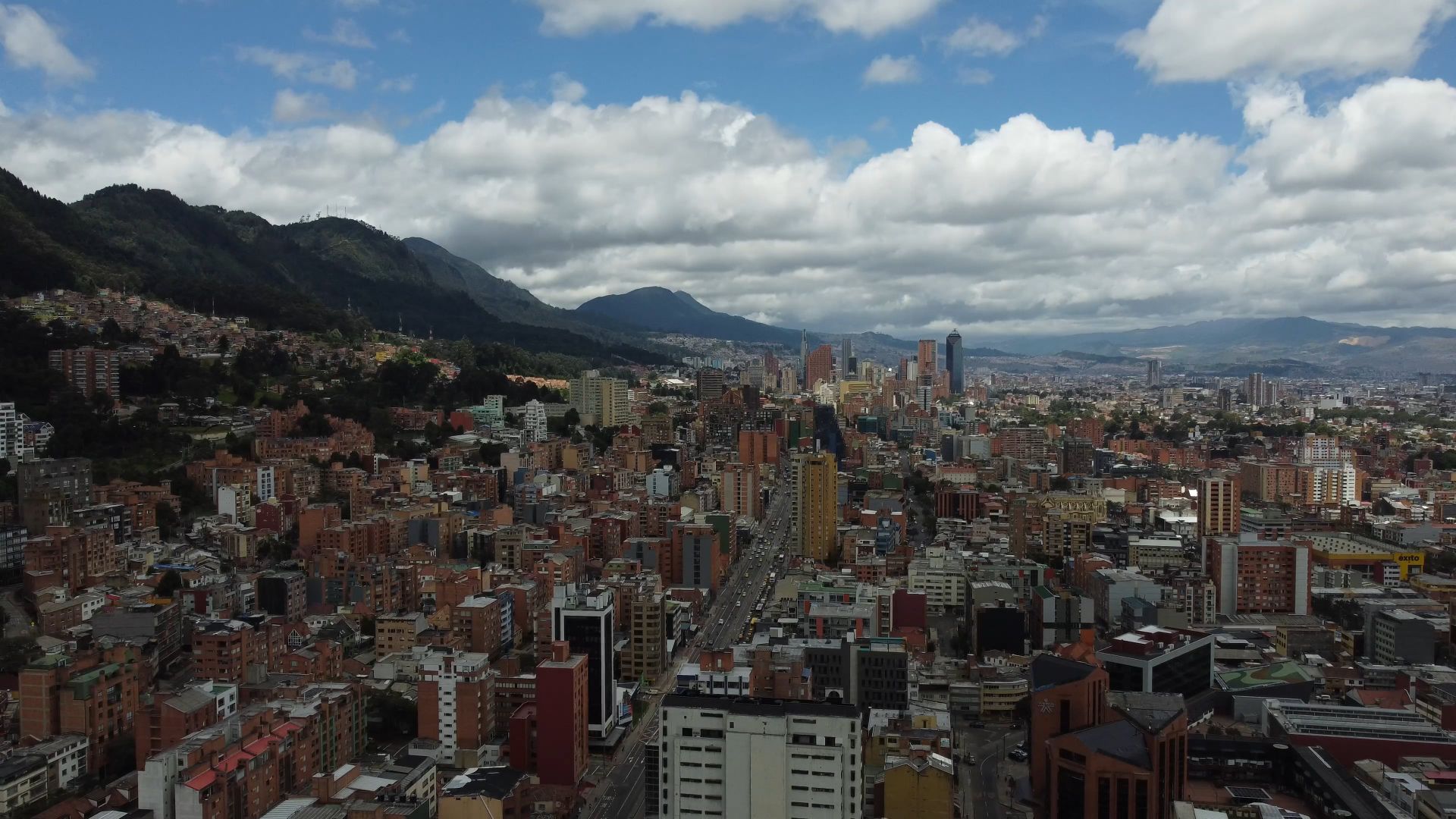 Vista aérea sobre avenidas y edificios de Bogotá (video provisional)