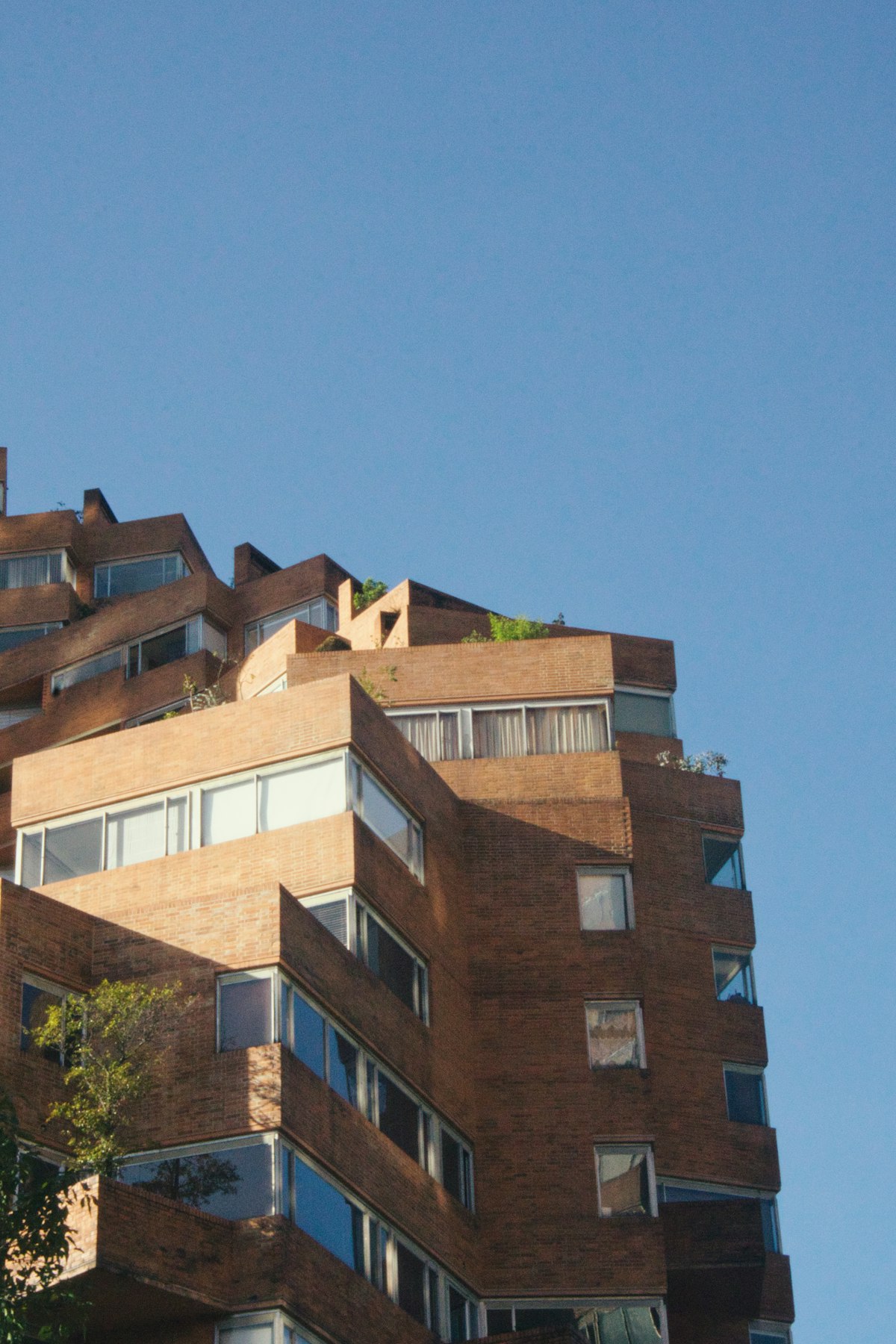 Fachada contemporánea de vivienda en Bogotá con cielo andino (fotografía provisional)